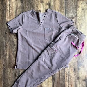 Figs Women's Jogger Scrub Set in Mocha